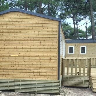 soubassement relevable, terrasse , mobil-home bois dans terrain de sable