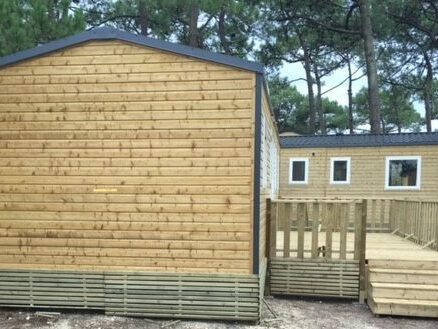 soubassement relevable, terrasse , mobil-home bois dans terrain de sable