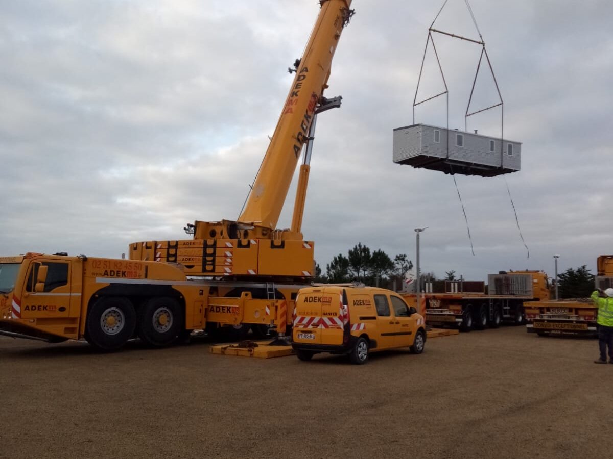 Transport mobil-home à la grue, zone inaccessible boisée