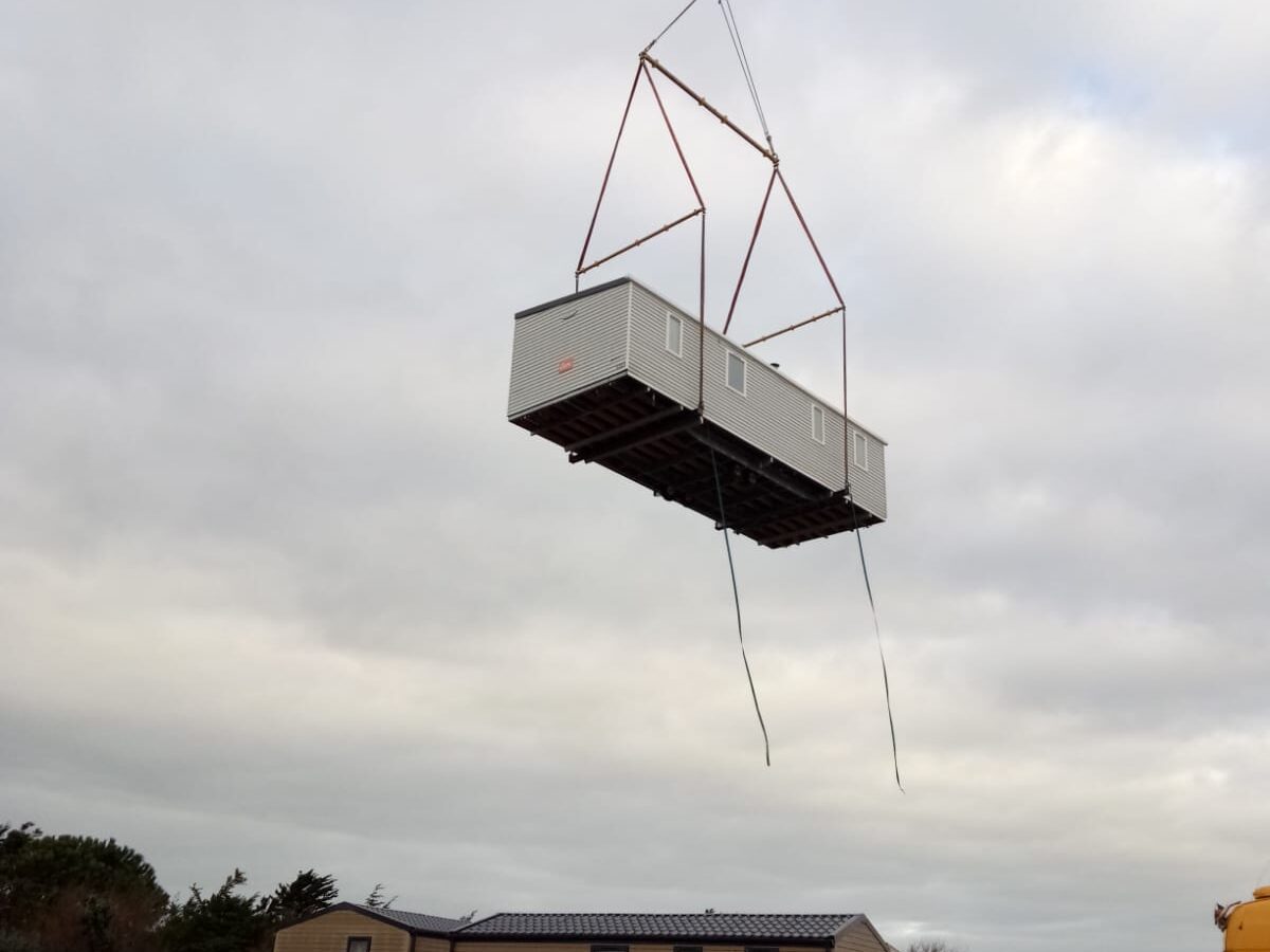 Transport mobil-home à la grue, zone inaccessible boisée