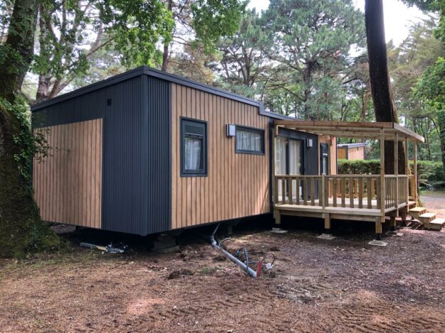 mobil-home avec terrasse raccordement tuyaux de 100