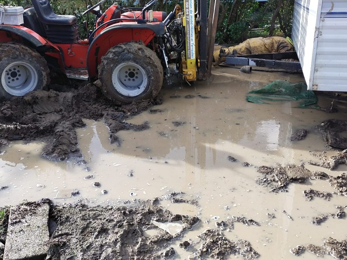 Calage mobil-home dans terrain boueux