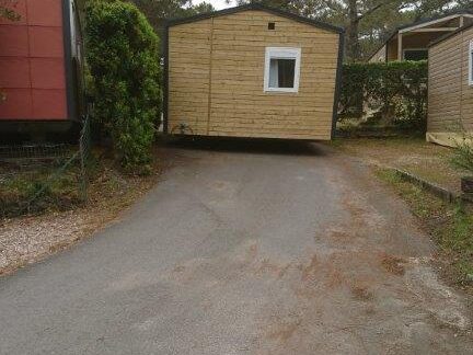 allée camping étroite, roulage au pas livraison mobil-home