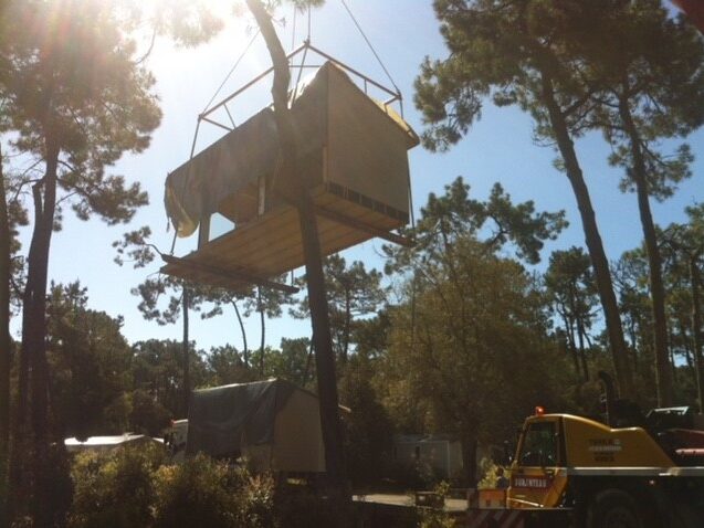 Transport mobil-home à la grue, zone inaccessible boisée