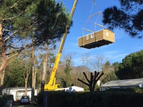 Transport mobil-home à la grue, zone inaccessible boisée