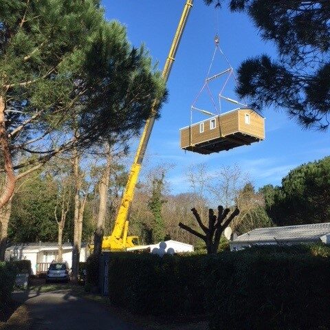 Transport mobil-home à la grue, zone inaccessible boisée