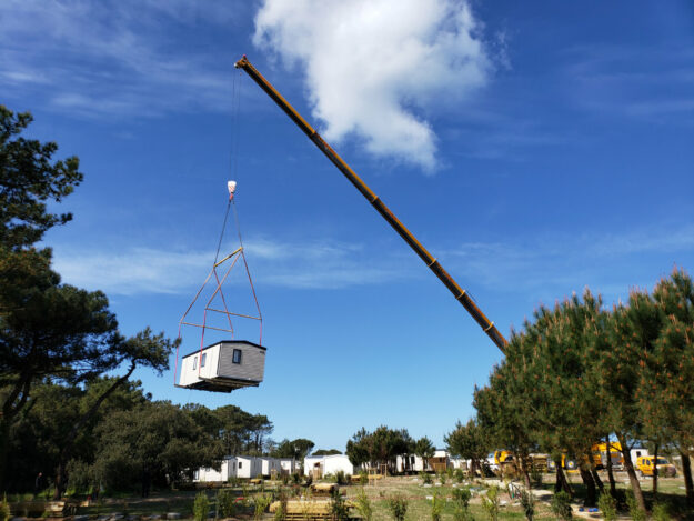 Transport mobil-home à la grue, zone inaccessible boisée