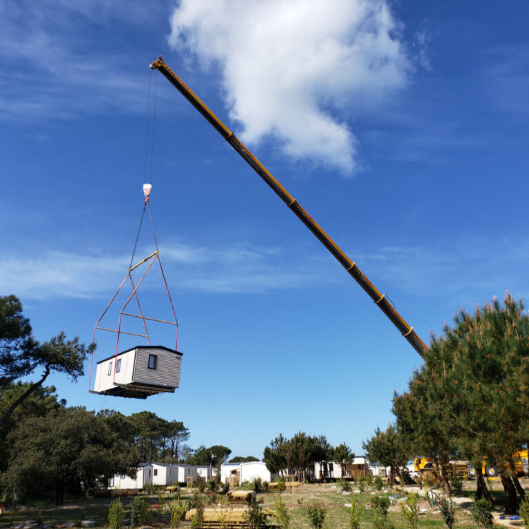 Transport mobil-home à la grue, zone inaccessible boisée